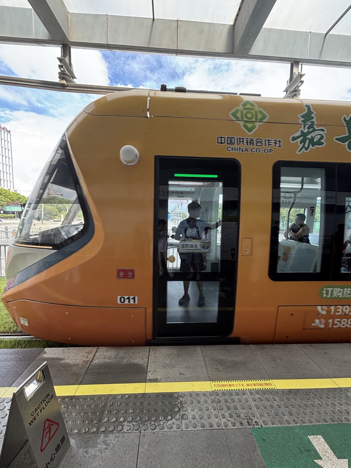 停靠在站台旁的嘉兴有轨电车