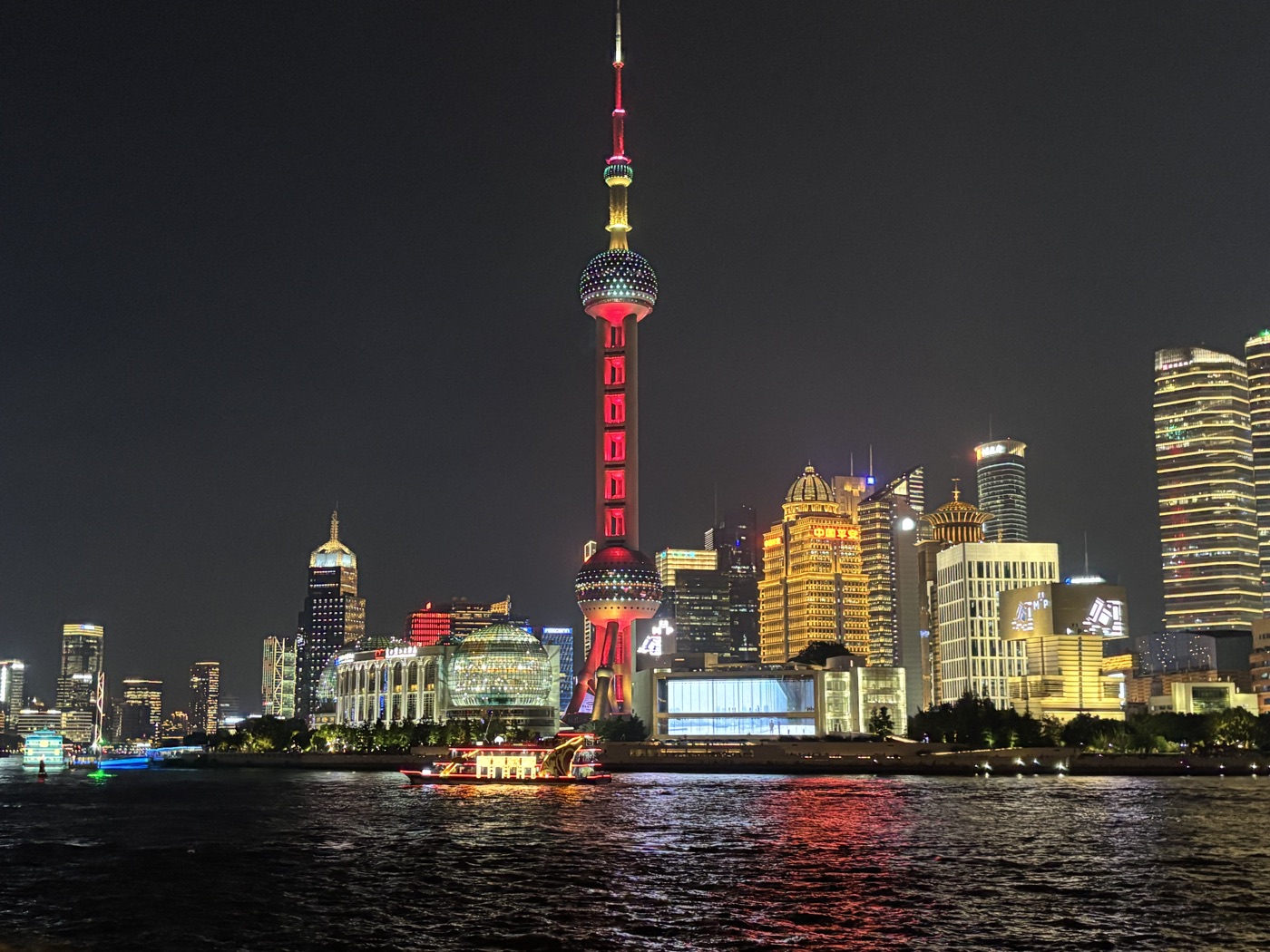 外滩夜景，东方明珠和陆家嘴的天际线倒映在黄浦江上