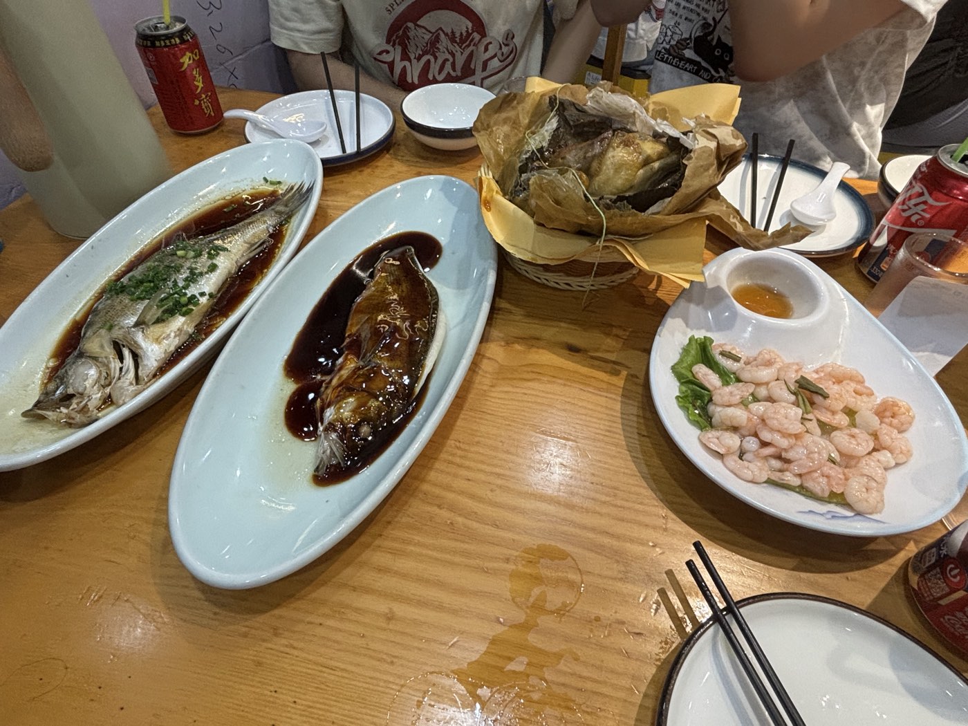 和朋友吃饭：清蒸鱼、荷叶包、白灼虾摆了一桌