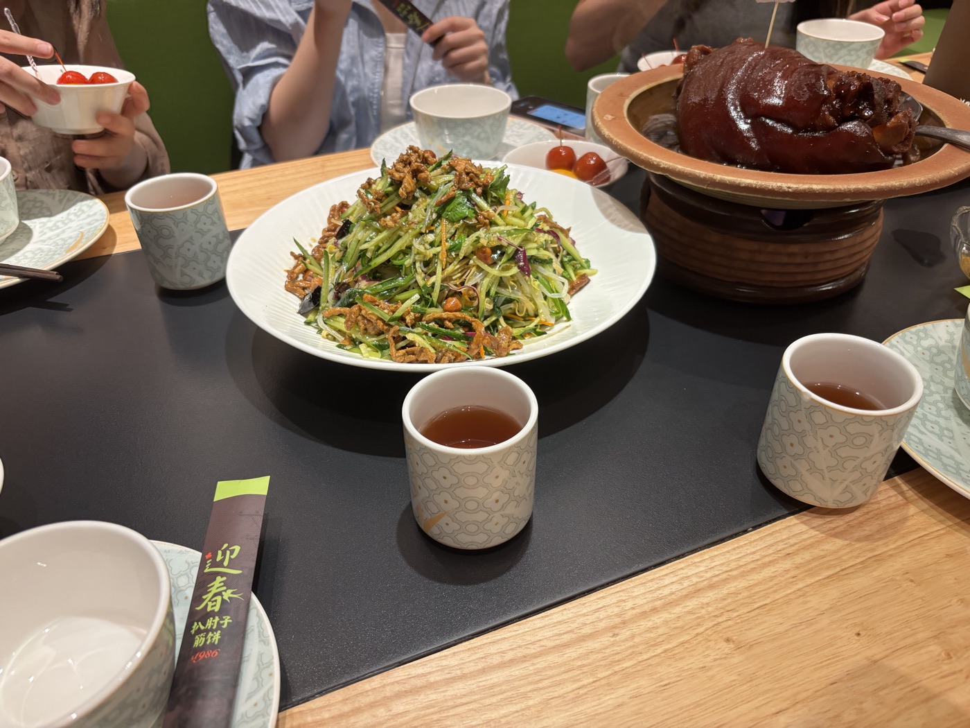 另一顿饭：砂锅扒肘子和一大盘凉拌菜
